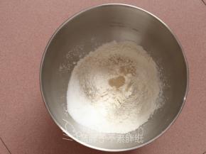 除黄油外,把面团的其它材料按照底层液体，中层粉类，上层糖、盐和酵母的顺序放入厨师机中。