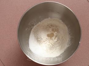 除黄油外,把面团的其它材料按照底层液体，中层粉类，上层糖、盐和酵母的顺序放入厨师机中。