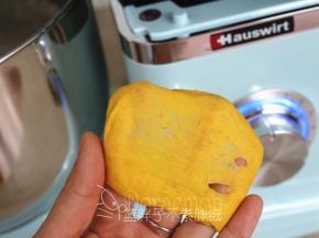 先一档揉到没有干粉，再2挡揉5分钟左右，揉至能拉出比较厚的膜。