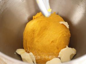 .加入软化好的黄油，一样先1挡揉到看不见黄油，再换2挡继续揉面。