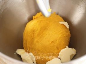 .加入软化好的黄油，一样先1挡揉到看不见黄油，再换2挡继续揉面。