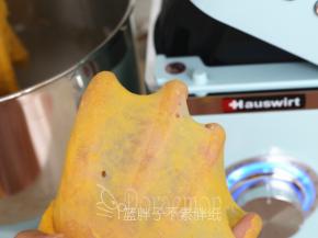 一直揉至扩展阶段，即面团能拉出薄膜即可，不需要到手套膜，大约需要10分钟。