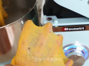 一直揉至扩展阶段，即面团能拉出薄膜即可，不需要到手套膜，大约需要10分钟。