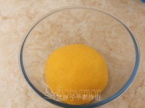 将面团滚圆，放入大碗中，盖上保鲜膜，放到温暖的地方进行第一次发酵。
