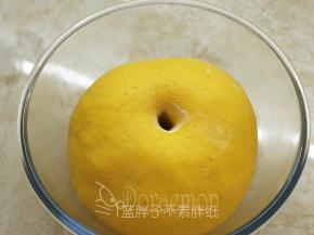 大约55分钟之后，面团膨胀至原来两倍大，手指粘粉戳进面团，不塌陷不回缩即表示发酵完成。