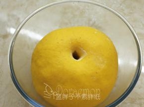 大约55分钟之后，面团膨胀至原来两倍大，手指粘粉戳进面团，不塌陷不回缩即表示发酵完成。