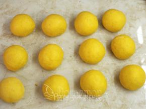 .面团挤压排气后，均分成12个小面团，滚圆松弛15分钟。