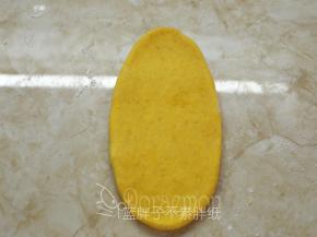 .取一个松弛好的面团，用擀面杖自中间向上向下擀开，成长条状。