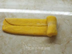 在面团1/2处做一个记号，左右各自向1/2处卷起来。