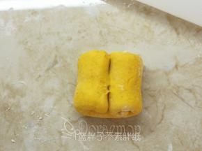 卷到中间之后记得压紧哦。