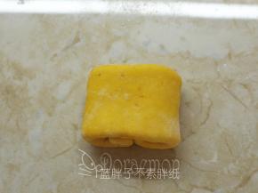 最后把面团翻过来，这样子就整形好啦。