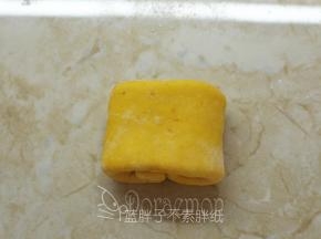 最后把面团翻过来，这样子就整形好啦。