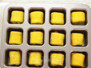 依次将面团整形好之后，摆在模具中。