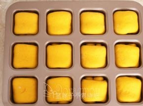 将面团连同模具送入烤箱里，30℃发酵，同时放上一杯热水，进行最后发酵。大约需要30分钟，发酵到2倍大即可。