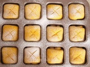 .取出二发完成的面团，筛上高粉，用刀片割出花纹,。