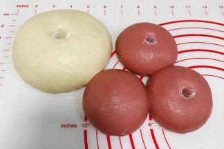 面团发至两倍大，手指沾粉戳洞，不回缩不塌陷即可。（建议大家把面团各自放在容器内发酵，红色的面团要是放在一起盆内发酵，建议中间用油纸隔开，我这个面团挨的太近了些）