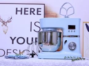我用的是海氏HM741厨师机。这台厨师机颜值超高，马卡龙般淡淡的蓝色，一见钟情。