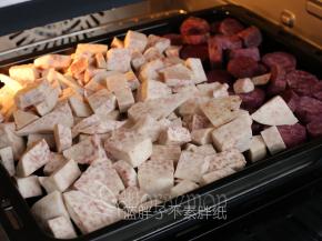 芋头和紫薯全部去皮，切成小块送入蒸烤箱，110℃，蒸25分钟，直到能用筷子轻易戳出一个洞。