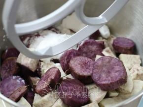 蒸好的紫薯和芋头趁热倒进厨师机和面桶中。加入糖和牛奶。