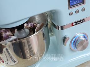 开启厨师机1档速度，将芋头和紫薯打碎，再用2档速度，搅拌大约10分钟。