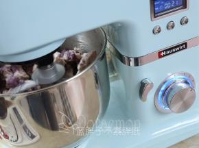 开启厨师机1档速度，将芋头和紫薯打碎，再用2档速度，搅拌大约10分钟。