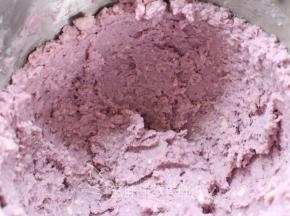 搅拌到芋头和紫薯全部成泥。再加入水怡和炼乳。