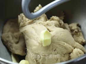 接着我们来和面。除黄油外,把面团的其它材料放入厨师机中，注意酵母不要和盐、糖直接接触，一直搅拌到面团能拉出厚膜，加入软化好的黄油。