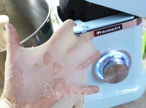 先1挡揉到看不见黄油，再换2挡继续揉面。一直揉至扩展阶段，即面团能拉出薄膜即可，不需要到手套膜，大约需要10分钟。