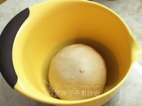 将面团滚圆，放入大碗中，盖上保鲜膜，放到温暖的地方进行第一次发酵。