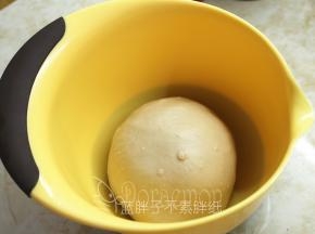 将面团滚圆，放入大碗中，盖上保鲜膜，放到温暖的地方进行第一次发酵。