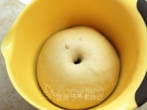 大约55分钟之后，面团膨胀至原来两倍大，手指粘粉戳进面团，不塌陷不回缩即表示发酵完成。