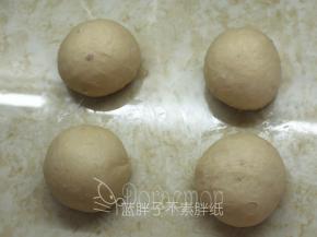 .面团挤压排气后，均分成4个小面团，滚圆松弛15分钟。