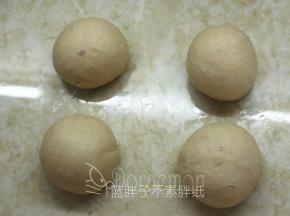 .面团挤压排气后，均分成4个小面团，滚圆松弛15分钟。