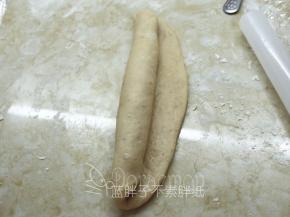 .将面团由左到右卷起来。