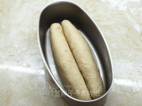 两个面团一组贴紧，放入模具中。