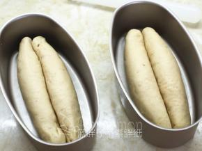 剩下的面团一样操作。之后将面团连同模具送入烤箱里，30℃发酵，同时放上一杯热水，进行最后发酵。