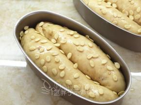 在面团表面刷上一层蜂蜜水，最后撒上西瓜仁。