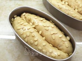 在面团表面刷上一层蜂蜜水，最后撒上西瓜仁。
