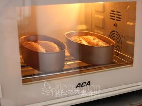 送入预热好的的烤箱，中层，上下火175℃，烤23分钟。