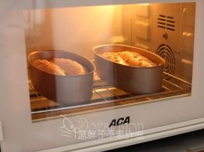 送入预热好的的烤箱，中层，上下火175℃，烤23分钟。