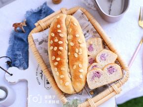 烤好的面包立即脱模，放在烤网上晾凉。