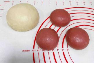 把其中一份滚圆，另一份揉入2～3克的红曲粉，揉匀后均分成三等份，继续滚圆，记得盖上保鲜膜进行发酵。