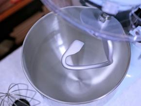 它的打蛋盆有5升，超大容量，完全能够满足你的需求。