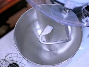 它的打蛋盆有5升，超大容量，完全能够满足你的需求。