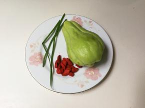 准备好所有食材：一个佛手瓜，数粒枸杞，少许香葱