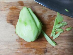 佛手瓜削去皮，用刀挖去缝隙里面的皮