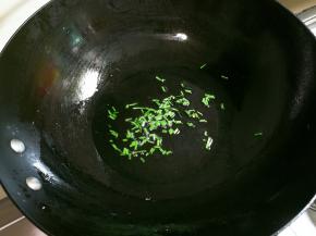 热锅凉油放入葱花