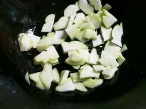 放入佛手瓜翻炒片刻