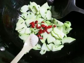 放入一小勺糖，翻炒均匀