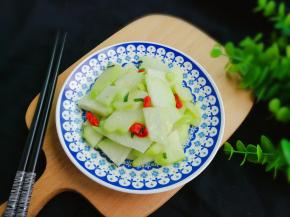 出锅盛盘，葱香清甜脆嫩的佛手瓜非常好吃